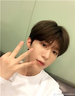 范丞丞粉丝300万福利晒可爱自拍 粉丝:每一颗星星都爱你
