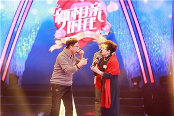 父母台上秀恩爱