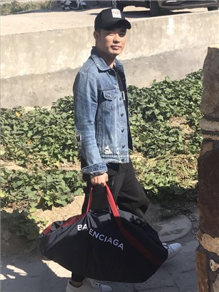 陈赫拎着挎包进了院子