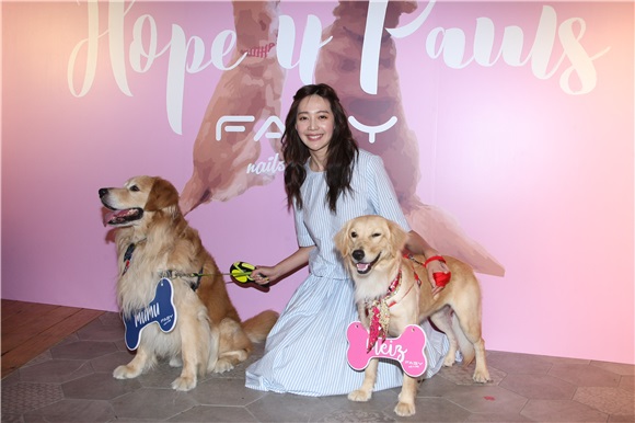 王心恬出席黄金猎犬特调公益指彩记者会