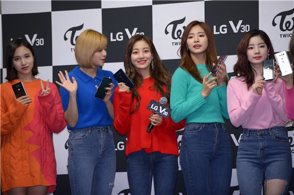 TWICE��ϯijƷ�Ʒ�˿ǩ����