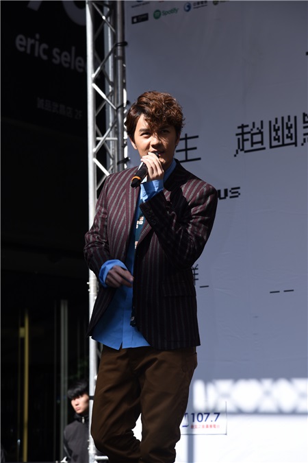 吴克群出席新专辑签唱会