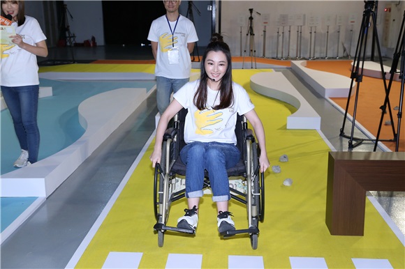陈怡蓉926大婚倒数计时 体验无障碍轮椅驾驶