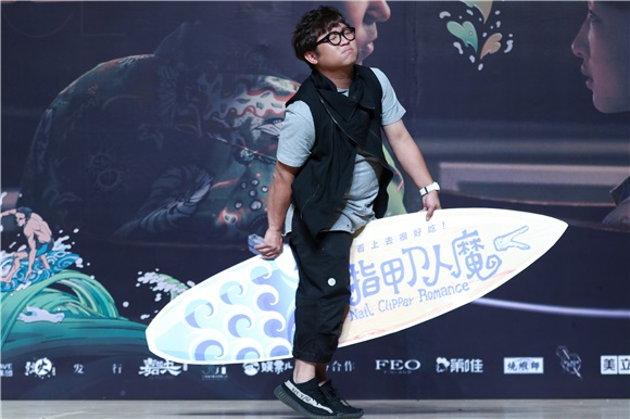 《指甲刀人魔》涂鸦首映礼燃爆 张孝全与女粉丝深情对视