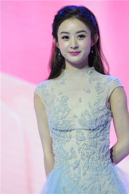 赵丽颖携手奥运跳水梦之队 薄纱露背长裙与吴敏霞一起比爱心