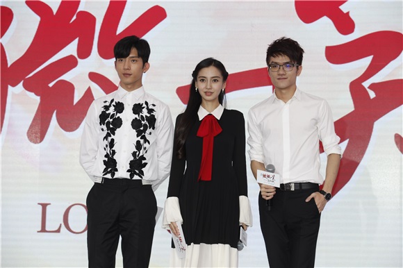 Angelababy与井柏然借位拥吻比爱心 呲牙咧嘴小表情不断一脸暧昧