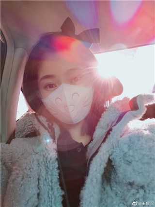 王媛可晒照歪头杀 网友：这个笑容太治愈！