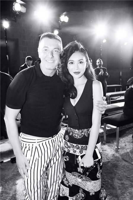 巩新亮化身邦德女郎 性感妩媚尽显国际女王范儿