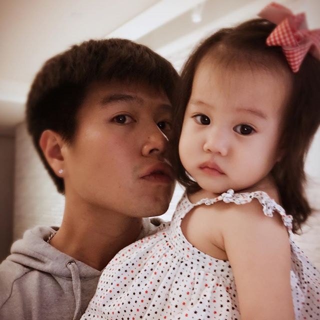 李易晒女儿淡定照 冻龄帅脸意外成亮点