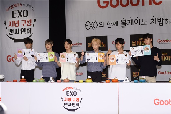 EXO为代言品牌出席在首尔举行的签名会活动