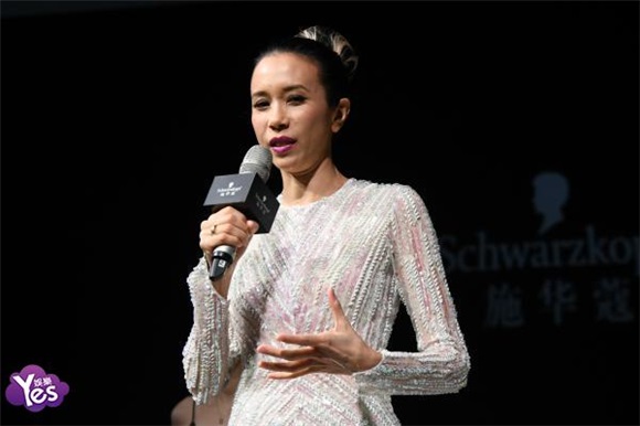 〈Yes 上海现场〉莫文蔚纯白鱼尾裙亮相 变身优雅美人鱼美翻