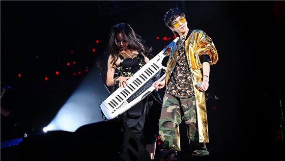 华晨宇演唱会哽咽告白 张信哲从天而降火星「合体」