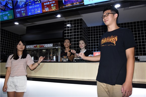 黄河.许伟宁宣传恐怖电影《红衣小女孩2》现身影城担任七夕情人节一日店长