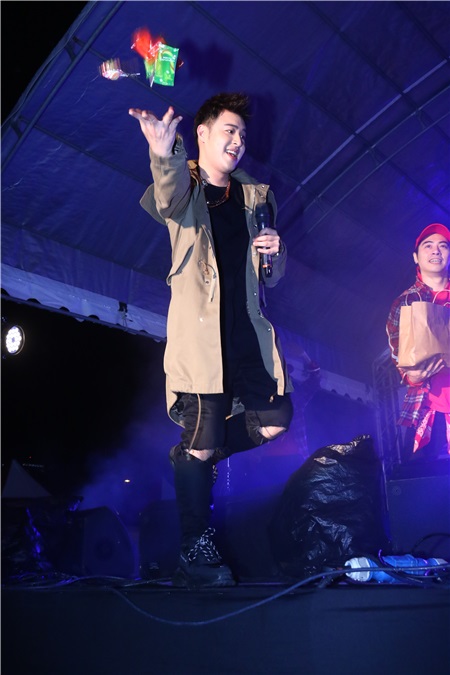 潘伟柏出席北一女校庆演唱会表演