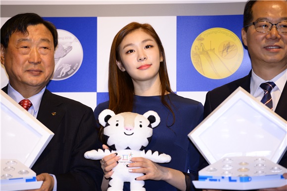 金妍儿助阵冬奥会活动 再现优雅女王POSE