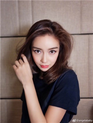 Angelababy换了发型 及肩短发多了清新感