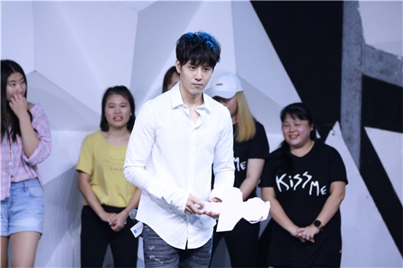 胡宇威北京首唱自制蛋糕感谢粉丝 新EP呼吁给公众人物空间