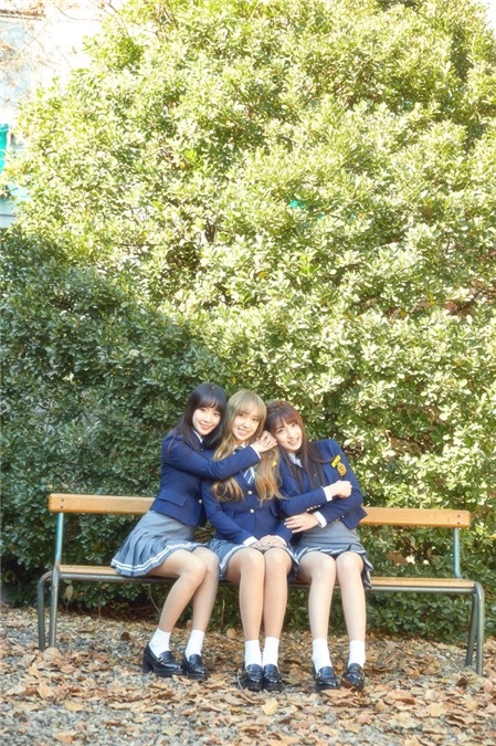 宇宙少女演绎学院制服诱惑 携新专辑强势回归