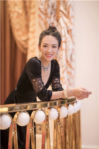 章子怡晒照握拳嘟嘴卖萌 汪峰醒醒透过墨镜出镜超亮眼