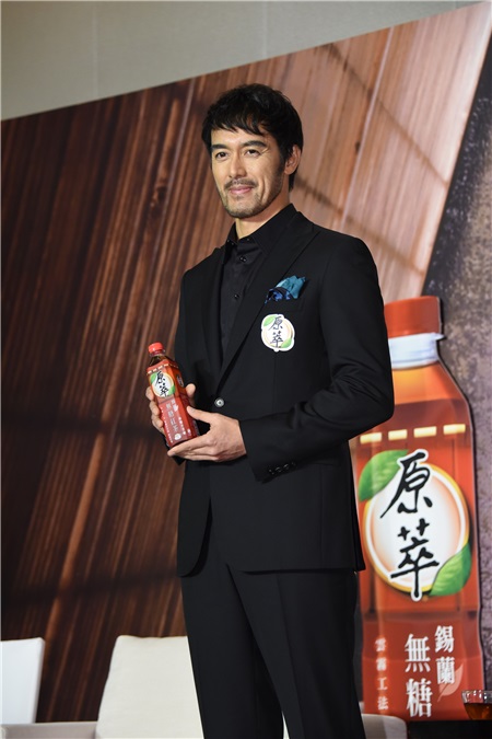 〈YES台北现场〉日本男星阿部宽代言茶饮 自夸非常帅