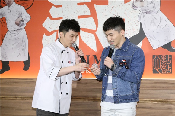 宋念宇举办全新专辑《同在》庆功活动 好友阿纬现身支持
