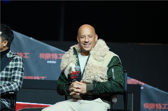 范•迪塞尔来华粉丝疯狂 妮娜不惧寒风秀性感与吴亦凡搞笑互动