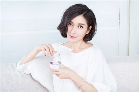 杨恭如曝端午节大片 优雅红裙更显气质高贵