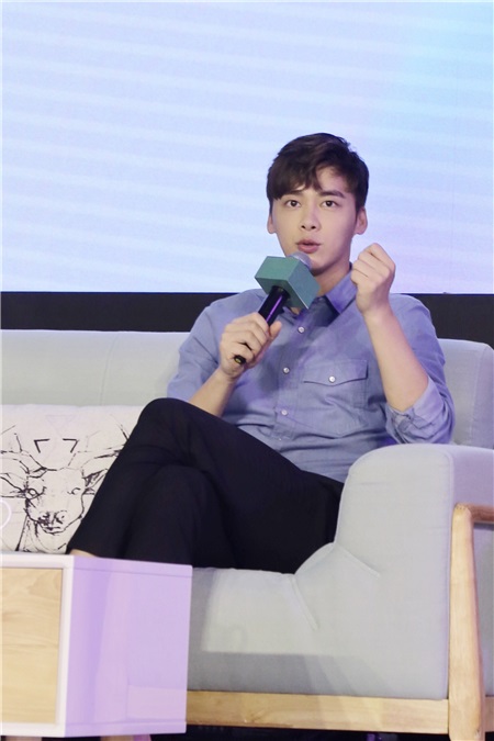 李易峰清爽亮相笑谈生活趣事 实力宠粉名不虚传