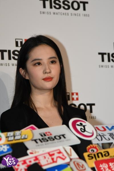 〈Yes 上海现场〉黄晓明刘亦菲共同出席活动 利落黑色装扮帅气满屏
