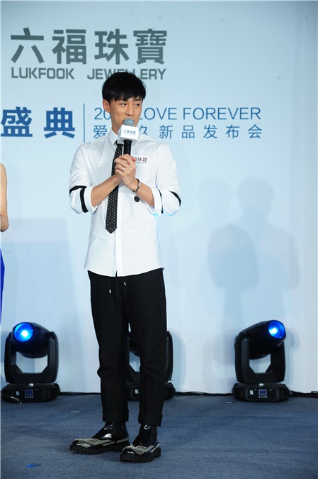 林峰白衬衫黑领带经典搭配 亲自为粉丝带项链不怕被「撩」