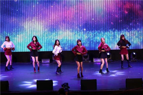 韩国女团APINK开演唱会