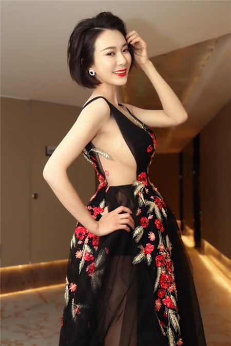 第一晶女郎胡然出席时尚权力榜惊艳 斩获年度新锐势力奖