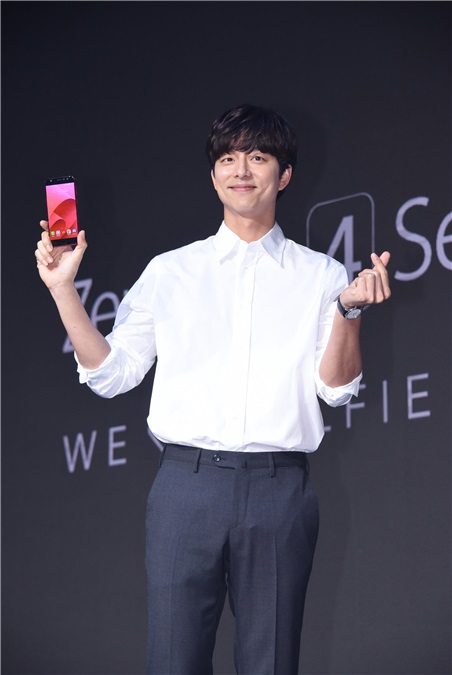 孔刘二度来台 一身休闲打扮态度亲民