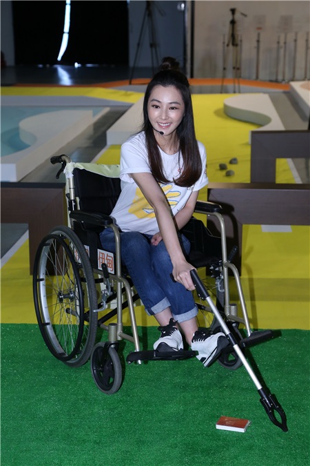 陈怡蓉926大婚倒数计时 体验无障碍轮椅驾驶