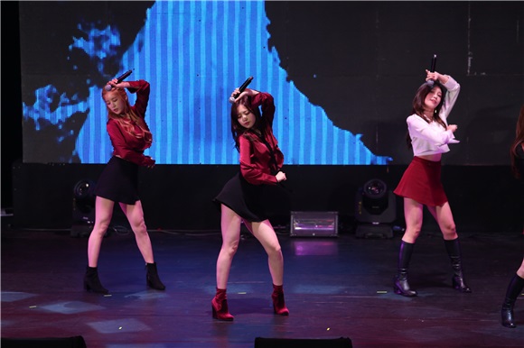 韩国女团APINK开演唱会