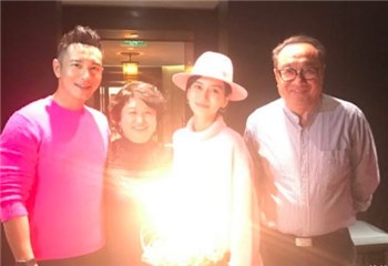 友人发黄晓明一家合照祝福 竟发现baby撞脸老公