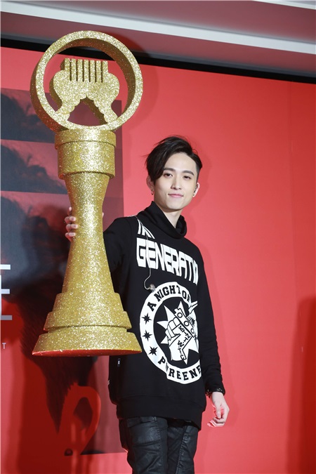 〈Yes 台北现场〉邱锋泽新专《有人在吗》华丽面世