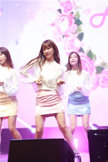 Apink举办《Pink Revolution》Showcase:回归的清纯Idol