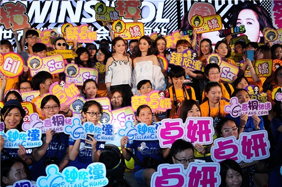 Twins巡回演唱会上海站开启 出道15周年白色姐妹装青春再现