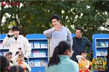 高伟光、连淮伟带领幼儿园小朋友互动