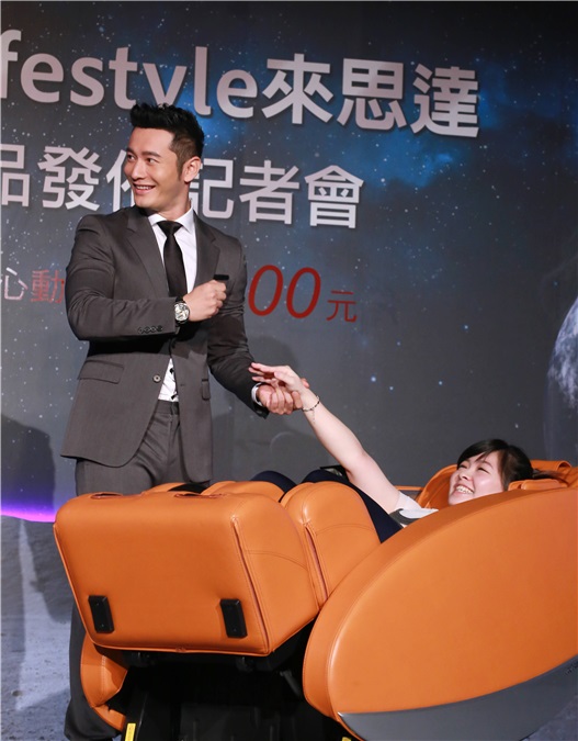 黄晓明代言太空按摩椅