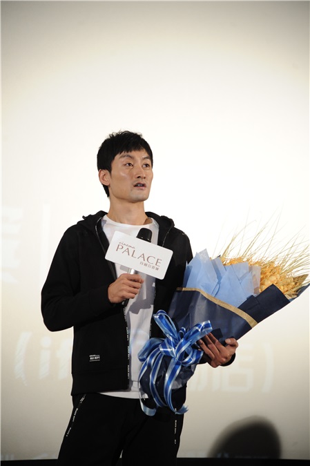 赵丽颖出席《乘风破浪》谢票场 手持可爱标语化身情人节实用素材