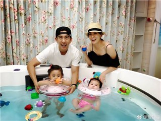 贾静雯带咘咘与Bo妞游泳 两姊妹开心的不想离开