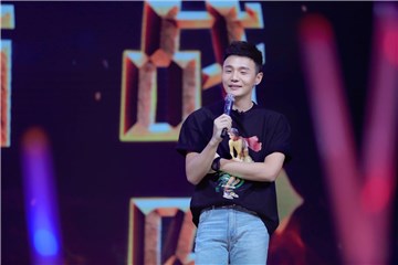 李荣浩眯眼笑魅力十足