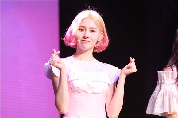 DIA办正规2辑showcase 以9人女团清新亮相