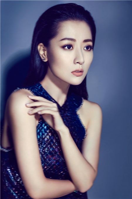 白冰最新时尚写真曝光 性感冷艳尽显女王范儿