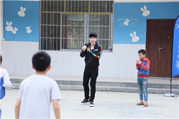 张艺兴和孩子们玩耍