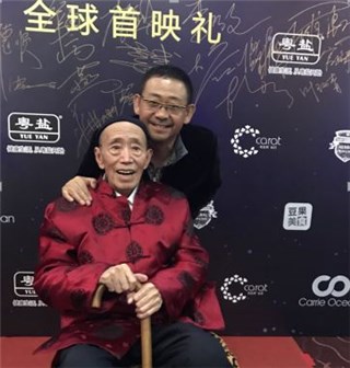 姜武敬重老戏骨 主动手推轮椅全程陪护