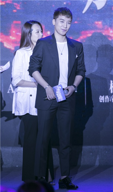 Bigbang成员胜利致歉火车事件 郭碧婷碎花裙小清新