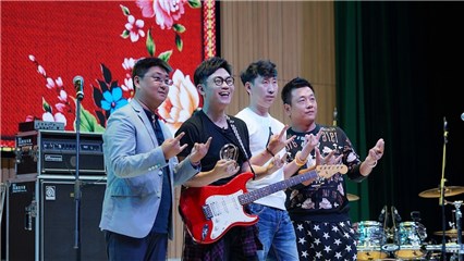 大鹏和曾经“及格乐队”的朋友们在一起